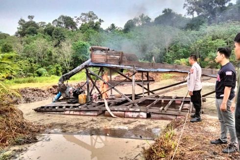 Meresahkan Warga, 3 Rakit Tambang Emas Ilegal di Riau Dibakar Polisi