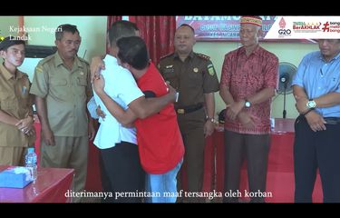 Perkara anak menggadaikan sepeda motor orangtuanya untuk biaya berobat istri berakhir damai. Kepala Kejaksaan Tinggi Kalbar Masyhudi mengatakan, proses damai ditempuh melalui jalur keadilan restoratif atau restorative justice di Kejaksaan Tinggi Kalimantan Barat (Kalbar). 