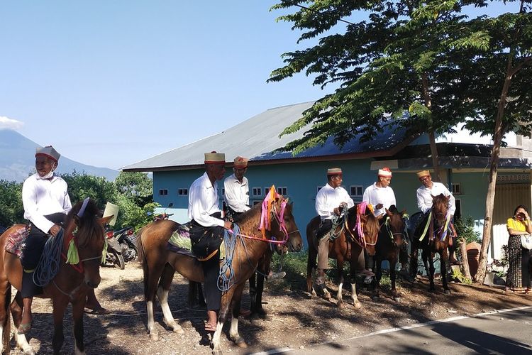 Etnis Rongga, Kelurahan Watunggene, Kecamatan Kota Komba, Kab. Manggarai Timur, NTT memiliki warisan leluhur untuk menjemput tamu dengan pasukan berkuda. Saat kunjungan kegembalaan Uskup Keuskupan Ruteng, Mgr Siprianus Hormat ke Paroki Santo Arnoldus Janssen dan Santo Josef Freinademetz Waelengga dijemput oleh pasukan berkuda, Sabtu, (23/7/2022). (KOMPAS.com/MARKUS MAKUR)