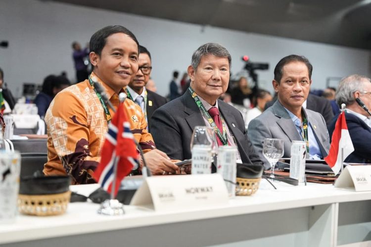 Menteri Kehutanan (Menhut) Raja Juli Antoni, Utusan Khusus Presiden Bidang Perubahan Iklim dan Energi, Hashim Djojohadikusumo, dan Menteri Lingkungan Hidup Hanif Faisol dalam the 30th Conference of the Parties (COP30) di Belem, Brasil, di Belem, Brasil, Kamis (6/11/2025). 