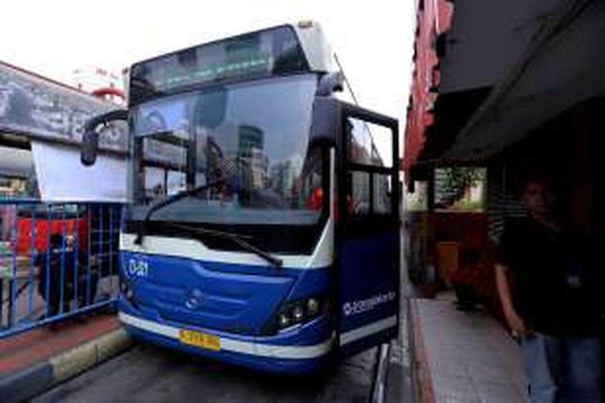 Salah satu Bus Vintage Transjakarta terlihat menuju halte Busway Blok M, Jakarta Selatan. Minggu ( 27/11/2016). Bus Vintage Transjakarta dibuat untuk mengenang kejayaan bus Pengangkut Penumpang Djakarta (PPD).