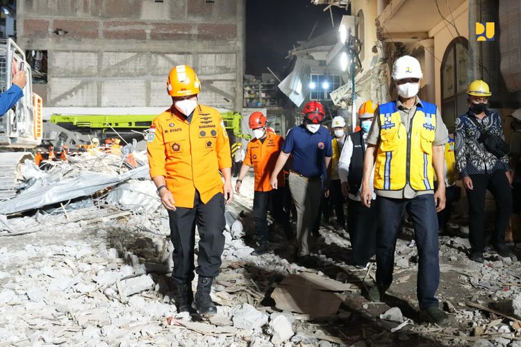 Menteri PU Dody Hanggodo saat mengunjungi lokasi ambruknya Pondok Pesantren Al Khoziny, Kecamatan Buduran, Kabupaten Sidoarjo, Provinsi Jawa Timur.