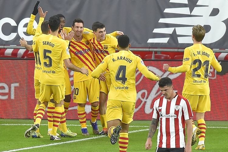Penyerang Barcelona Lionel Messi (tengah) berselebrasi dengan rekan setimnya setelah mencetak gol memanfaatkan umpan Pedri (merangkul, kanan) dalam laga Atheltic Bilbao vs Barcelona di Stadion San Mames di Bilbao pada 6 Januari 2021.