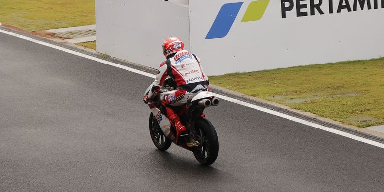 Pebalap Indonesia yang tampil di kelas Moto3 Mario Suryo Aji ketika menjalani sesi latihan bebas ketiga di Pertamina Mandalika International Street Circuit pada Sabtu (19/3/2022) pagi WITA.