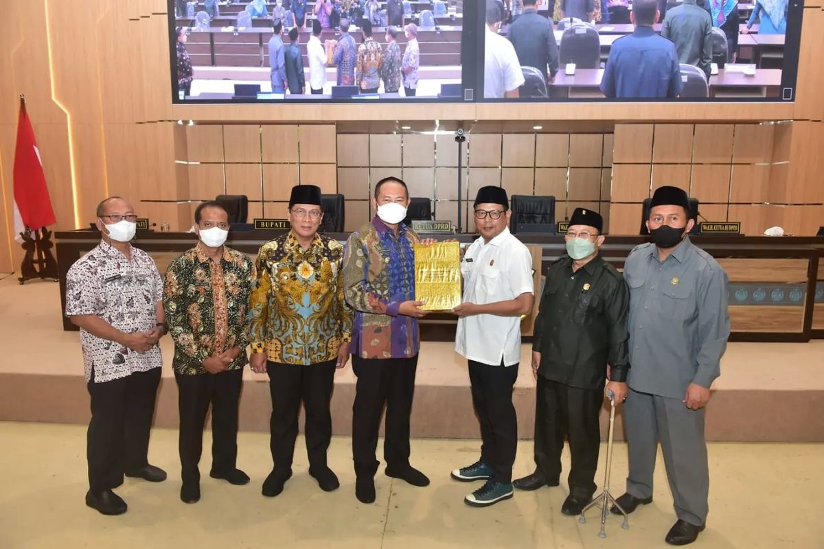 Bupati Lamongan Yuhronur Efendi dan Ketua DPRD Lamongan Abdul Ghofur (tengah), usai penandatanganan nota kesepakatan mengenai KUA-PPAS APBD tahun anggaran 2023, Kamis (11/8/2022). *** Local Caption *** Bupati Lamongan Yuhronur Efendi dan Ketua DPRD Lamongan Abdul Ghofur (tengah), usai penandatanganan nota kesepakatan mengenai KUA-PPAS APBD tahun anggaran 2023, Kamis (11/8/2022).