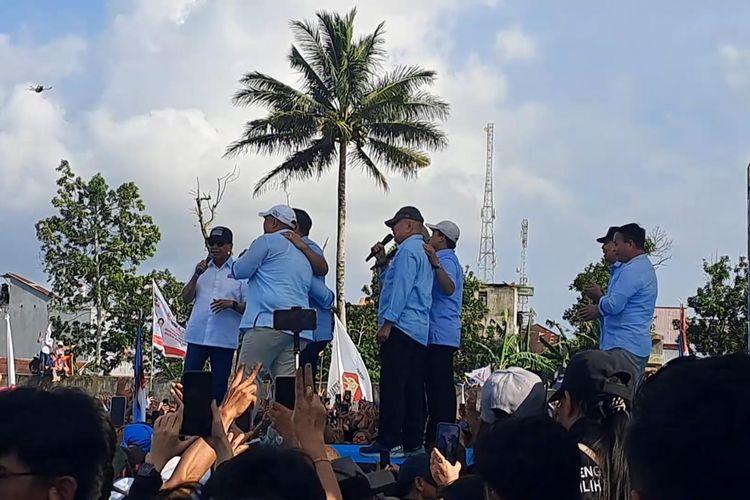 Capres nomor urut 2 Prabowo Subianto bernyanyi bersama Wiranto di Lapangan Schwarz Langowan, Minahasa, Sulut, Senin (5/2/2024). 