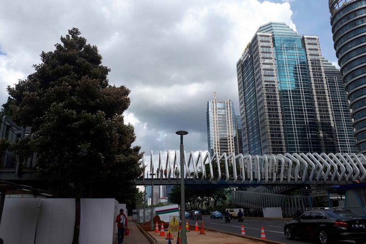 Progres revitalisasi pada JPO Gelora Bung Karno. Foto diambil Kamis (3/1/2019).