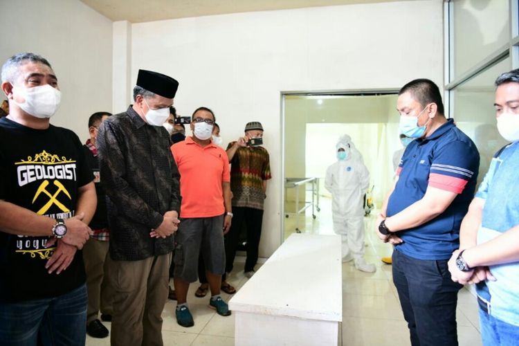 Gubernur Sulsel, Nurdin Abdullah melepas jenazah Bupati Luwu Timur, Thoriq Husler di RSUP Wahidin Sudirohusodo, Makassar, Kamis (24/12/2020).