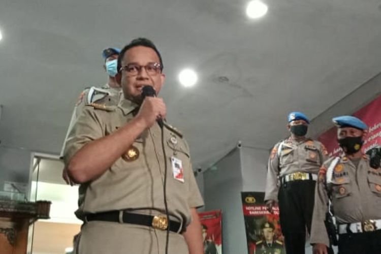 Gubernur DKI Jakarta Anies Baswedan menyampaikan pernyataan setelah selesai diperiksa oleh Polda Metro Jaya