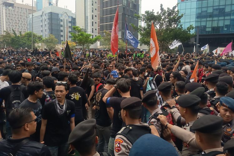 Mahasiswa PNJ, UP, dan UI Saling Dorong dengan Aparat, Barikade Polisi-TNI Halangi Jalan ke Bundaran HI