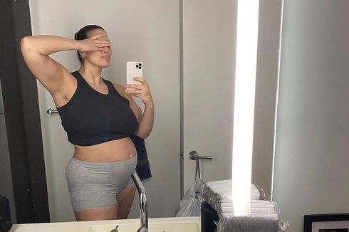 Pesan Ashley Graham untuk Para Ibu di Hari Perempuan 