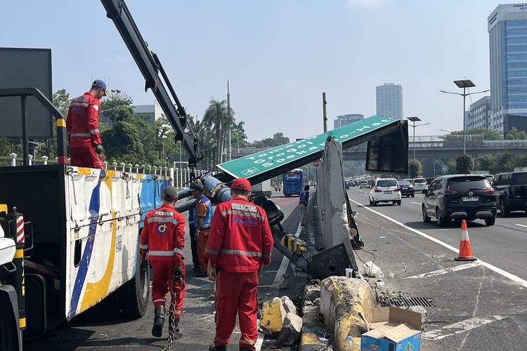 Tiang Roboh yang Ditabrak Mobil Dinas TNI di Depan Gedung DPR Dievakuasi, Lalin Lancar Lagi