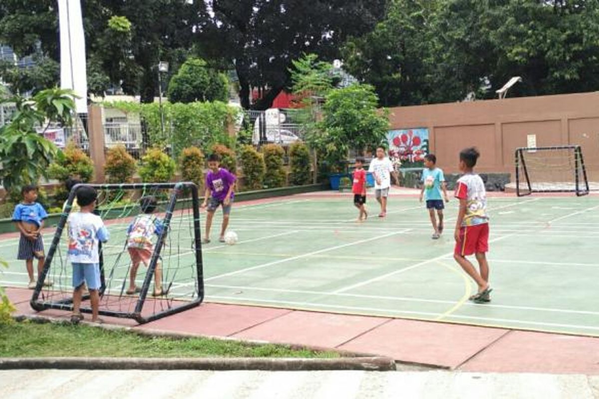 Anak-anak bermain futsal di RPTRA Saharjo di Kelurahan Menteng Atas, Setiabudi, Jakarta Selatan, Selasa (15/11/2016).