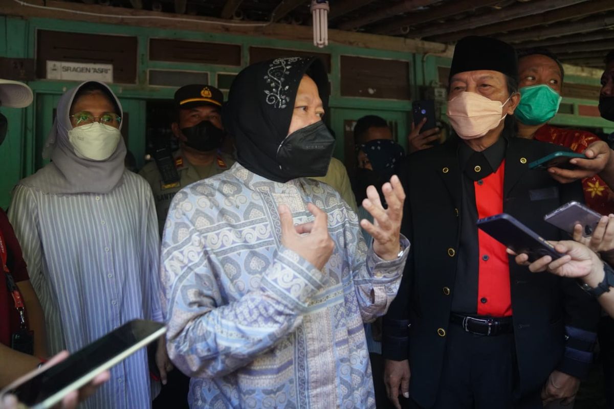 Menteri Sosial (Mensos) Tri Rismaharini meminta pemangku kepentingan di tingkat rukun tetangga (RT)/rukun warga (RW), dan desa/kelurahan ikut mengurangi depresi di kalangan masyarakat dalam kunjungan kerja ke Kabupaten Sragen, Minggu (15/5/2022).