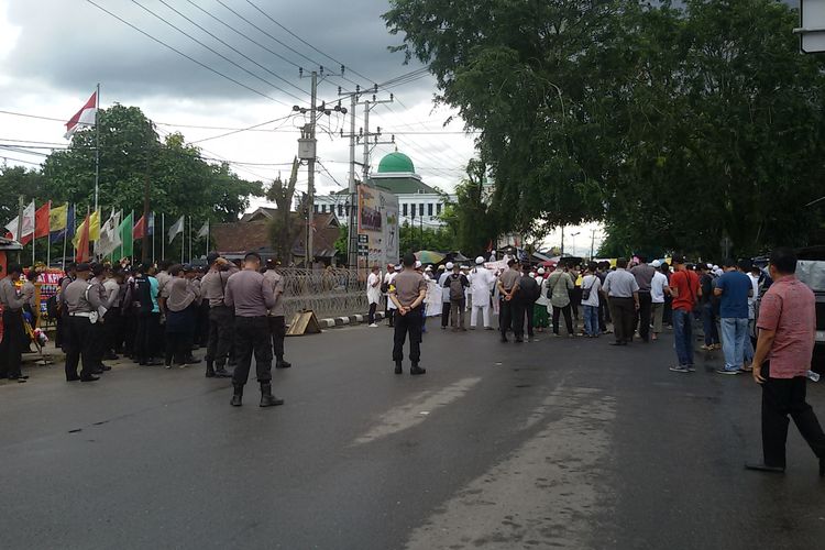 Aksi massa di Jalan Mentok depan kantor KPU Kepulauan Bangka Belitung.