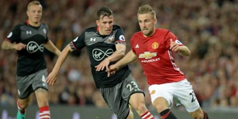 Bek Manchester United, Luke Shaw (kanan), berusaha melewati gelandang Southampton, Pierre-Emile Hojbjerg, dalam pertandingan Premier League di Old Trafford in Manchester pada 19 Agustus 2016. 
