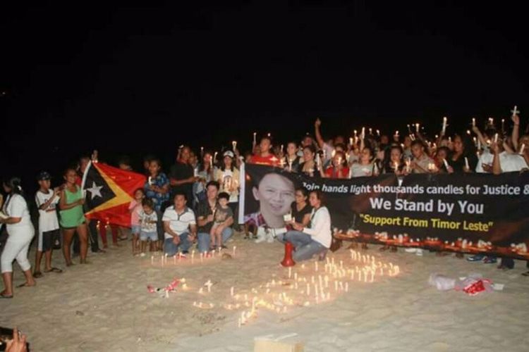 Aksi bakar lilin untuk Ahok di depan Patung Kristus Raja Dili Timor Leste oleh puluhan warga Timor Leste, Jumat (12/5/2017) malam.