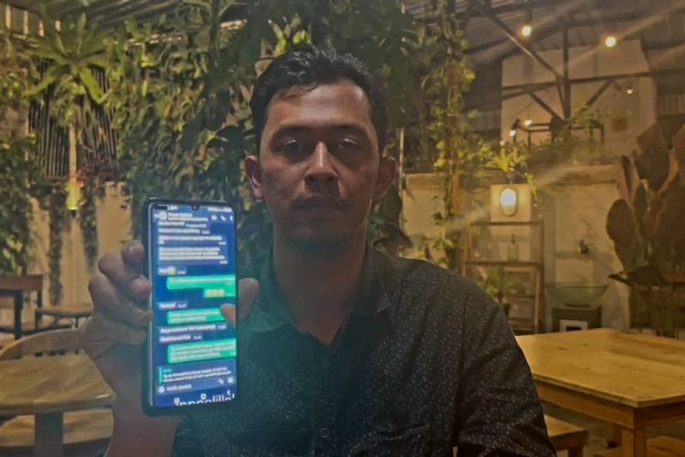 Dody menunjukkan bukti chatingan mesum istrinya saat berkomunikasi dengan bripka AS usai dirinya dipanggil Polres Purworejo untuk memberikan klarifikasi 