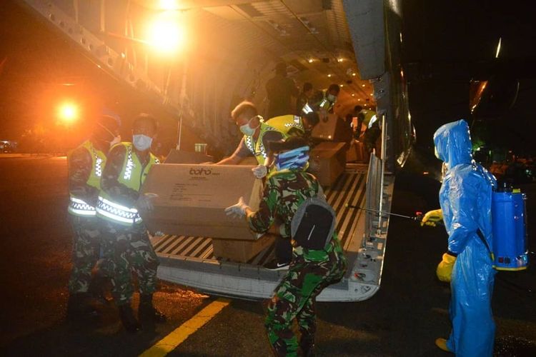 Diterbangkan menggunakan pesawat angkut TNI AU, 2000 Alat Pelindung Diri (APD) tiba di Bandara Syamsuddin Noor Banjarmasin di Banjarbaru, Rabu (25/3/2020) malam. APD tersebut akan segera didistribusikan ke rumah sakit rujukan penanganan Covid 19 di Kalsel.