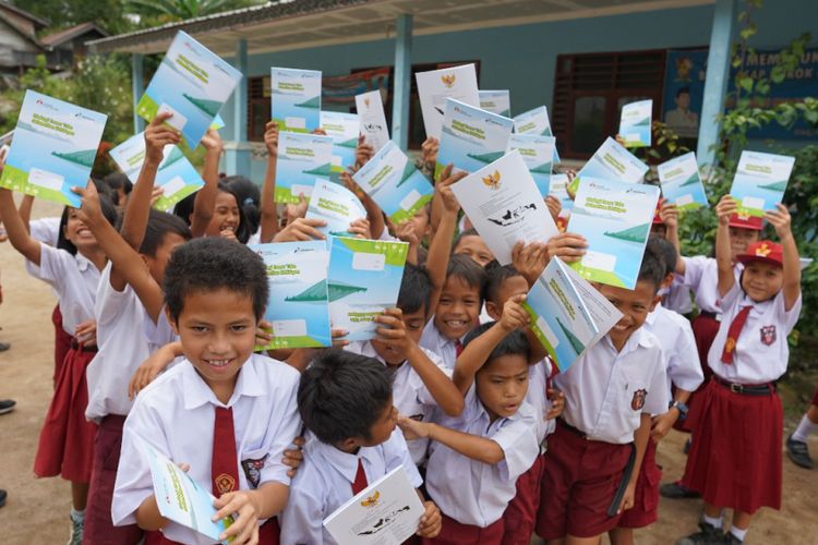 Anak-anak dari Sekolah Dasar  Negeri 091437 di Desa Huta Mula, Kecamatan Pematang Sidamanik, Kabupaten Simalungun,mendapatkan buku bantuan dari yayasan Alusi Taotoba dan tim literasi nusantara dari Gramedia, Senin (18/11/2018).
