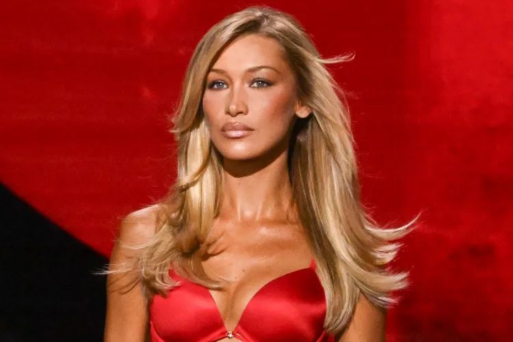 Model Bella Hadid di acara Victoria's Secret Show 2025.