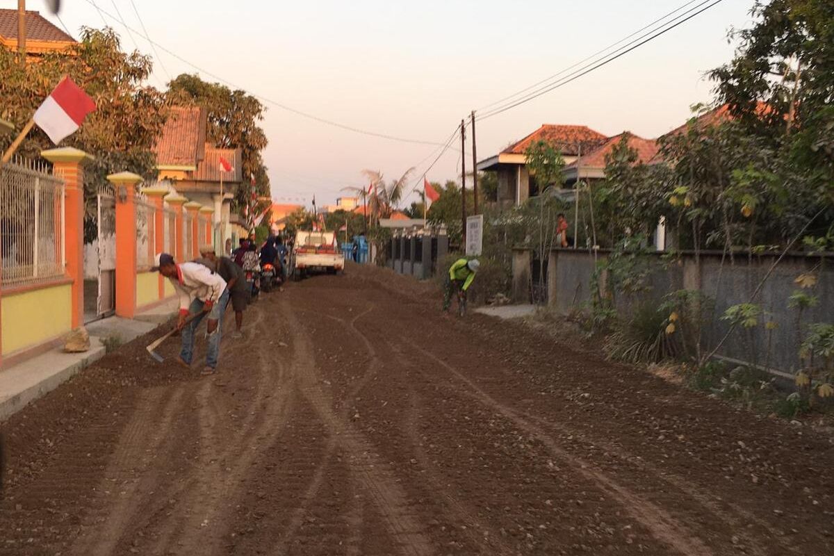 Jalan raya yang menghubungkan Kecamatan Kwanyar dengan Kecamatan Kolop, Kabupaten Bangkalan, diperbaiki menjelaskan kunjungan Wapres Ma'ruf Amin pada Kamis (31/8/2023).