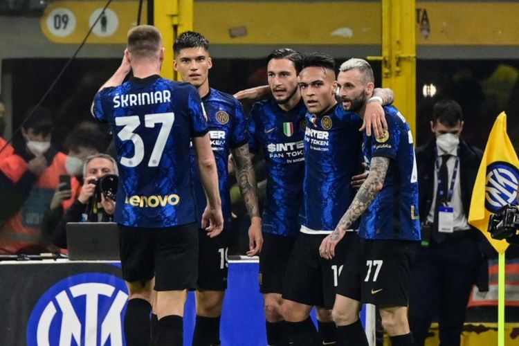 Para pemain Inter Milan merayakan gol Lautaro Martinez ke gawang AC Milan pada laga leg kedua semifinal Coppa Italia 2021-2022 di Stadion Giuseppe Meazza, Rabu (20/4/2022) dini hari WIB.