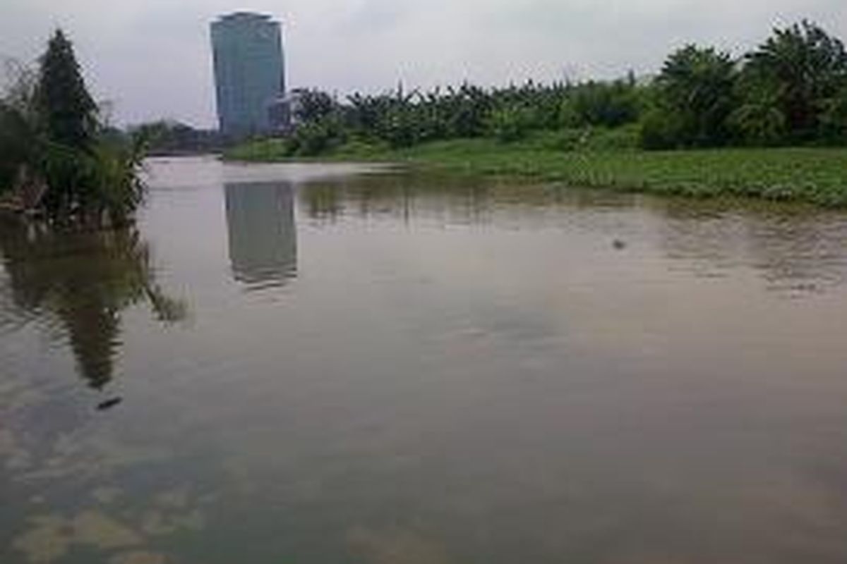 Air Waduk Riario kembali meluap sejak Rabu (5/2/2014) pagi. Meluapnya air sempat merendam pemukiman warga di bantaran waduk.
