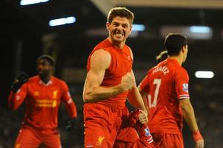 Kapten Liverpool, Steven Gerrard (tengah), merayakan gol yang dicetaknya ke gawang Fulham pada laga Premier League di Stadion Craven Cottage, London, Rabu (12/2/2014).