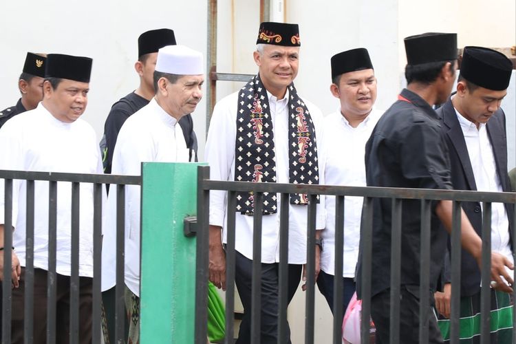 Bakal calon presiden (Bacapres) PDI-Perjuangan Ganjar Pranowo berziarah ke makam Sultan Maulana Hasanuddin Banten, Minggu (28/5/2023).