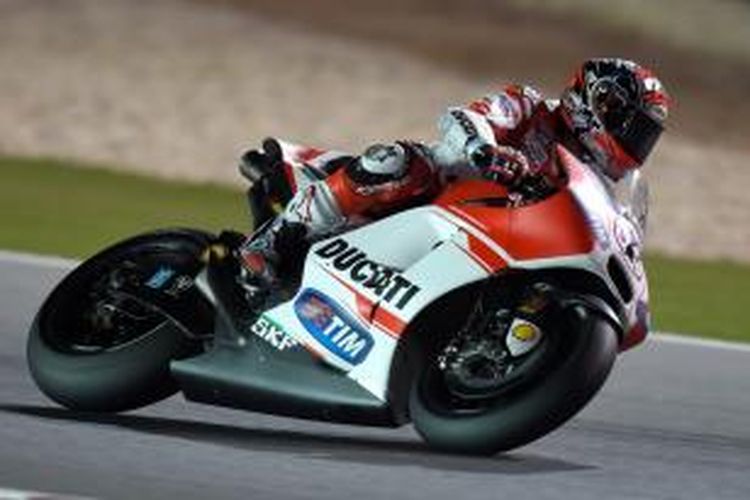 Pebalap Ducati asal Italia, Andrea Dovizioso, memacu motornya pada sesi latihan bebas pertama GP Qatar di Sirkuit Losail, Kamis (26/3/2015).