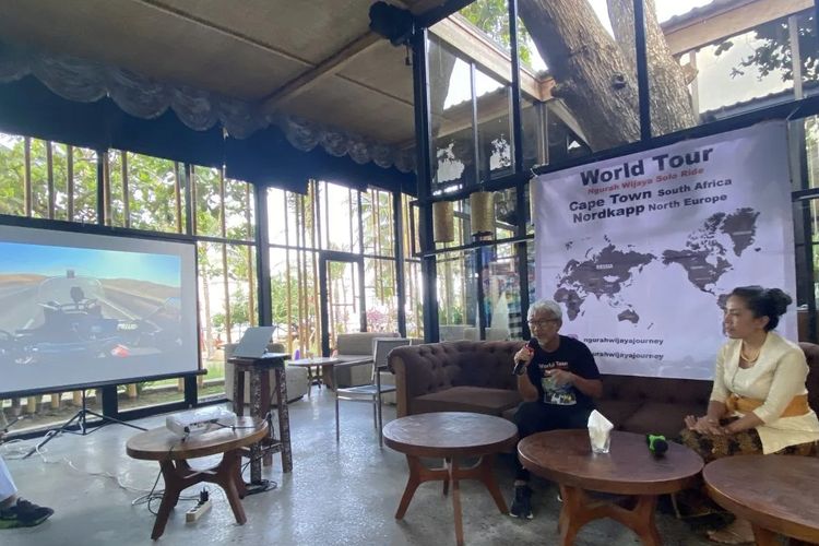 Pengendara tunggal atau solo rider asal Bali Ida Bagus Ngurah Wijaya saat menjelaskan rencana tur Afrika-Eropa untuk mengenalkan Bali, Denpasar, Jumat (17/11/2023). (ANTARA/Ni Putu Putri Muliantari)