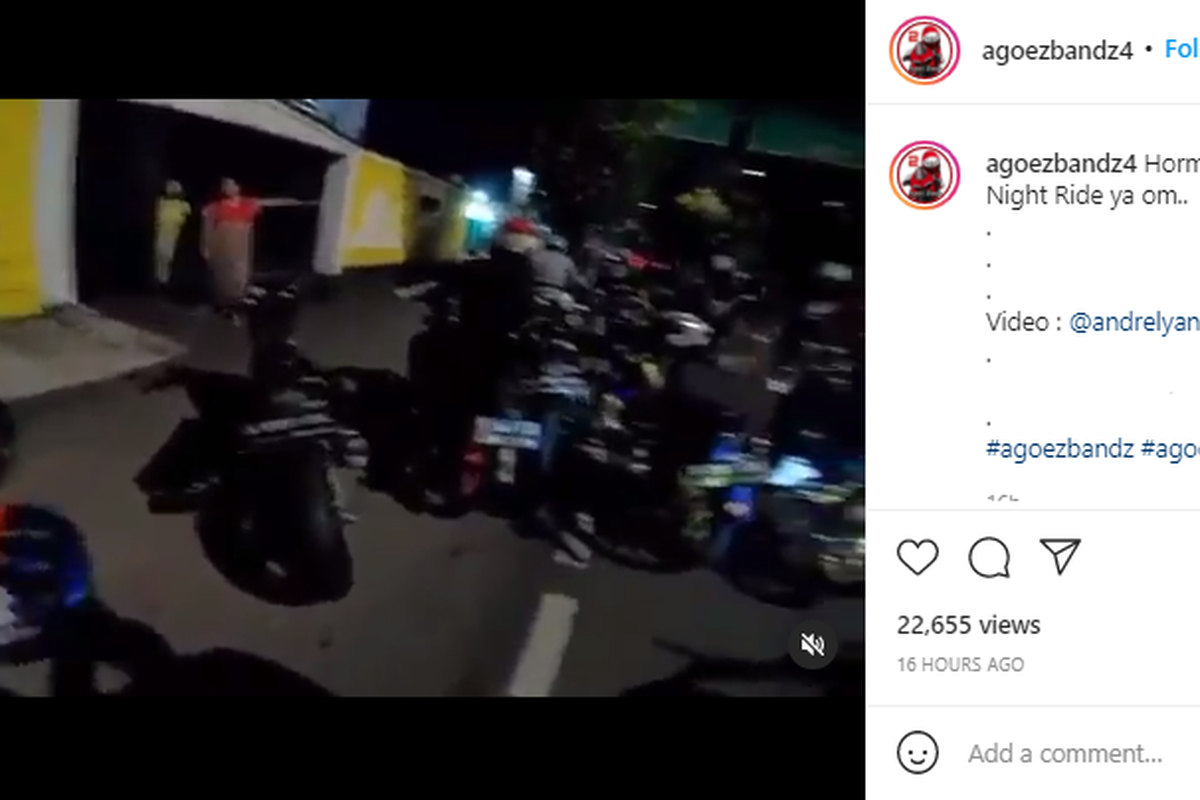 Tangkapan layar video sekelompok pengendara motor diprotes emak-emak karena menggeber knalpot motor saat malam hari.