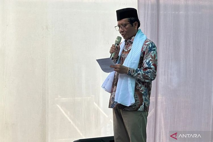 Cawapres nomor urut 3 Mahfud Md di Pondok Pesantren Darut Tauhid Canga'an Bangil, Kabupaten Pasuruan, Jawa Timur, Jumat (12/1/2024). (ANTARA/Rio Feisal)