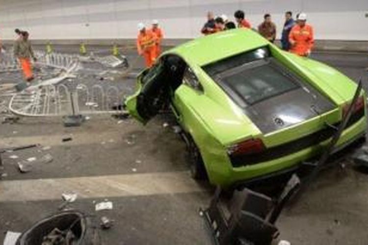 Inilah mobil emwah Lamborghini yang hancur menabrak tembok sebuah terowongan di Beijing, China setelah aksi kebut-kebutan yang dilakukan oleh dua orang pemuda berusia 20-an. Kedua pemuda itu akhirnya harus mendekam di penjara karena dianggap membahayakan warga dengan aksi ugal-ugalan mereka.