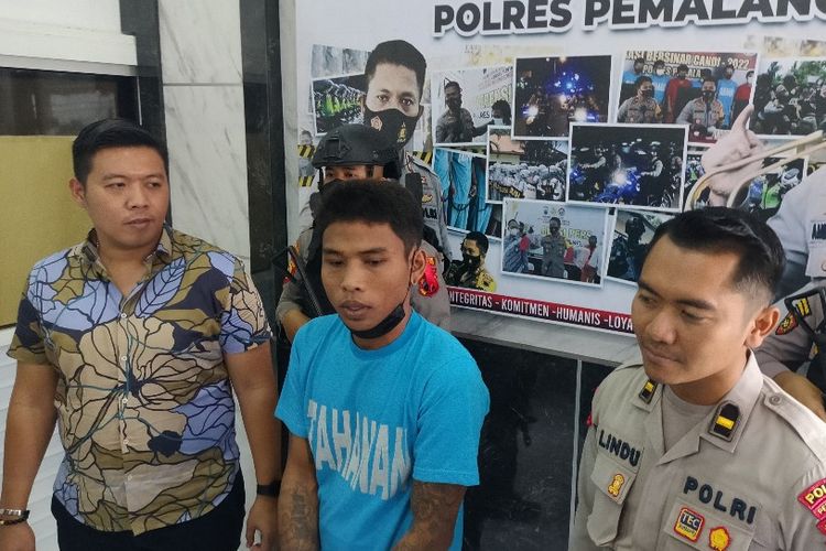 Kasat Reskrim Polres Pemalang AKP Ferry Sihaloho dan Kasi Humas Ipda Anjar Lindu menghadirkan tersangka curas, Denis Prasetio, dalam konferensi pers ungkap kasus di Mapolres Pemalang, Jumat (23/12/2022).