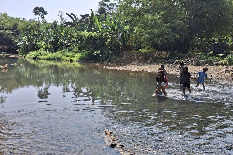 Jembatan Putus, Bertahun-tahun Siswa SD di Pandeglang Seberangi Sungai demi ke Sekolah