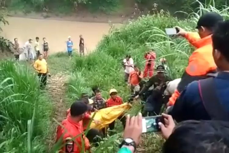 EVAKUASI --Tim SAR gabungan mengevakuasi jasad Huda, santri yang tewas tenggelam di Sungai Tempuran, Kota Ponorogo, Kabupaten Ponorogo, Jawa Timur, Senin ( 14/1/2019) malam. 