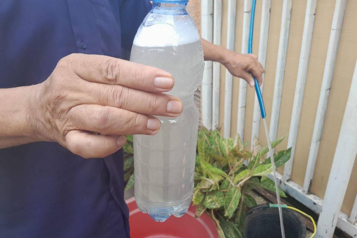 Air PAM di Rumah Warga Cengkareng Keruh, Bau Busuk, dan Berbusa