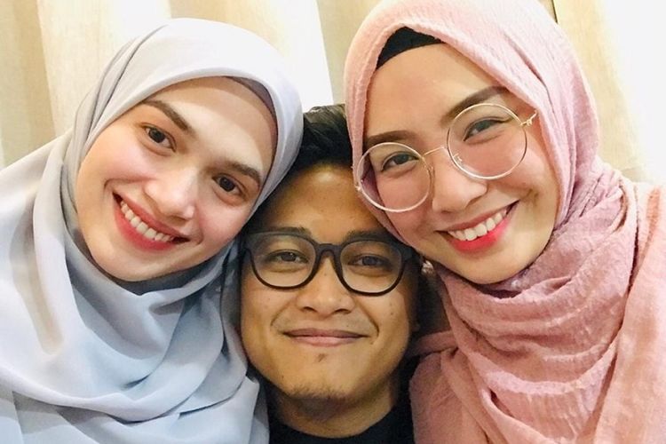 Samuel Dzul (tengah) bersama kedua istrinya, Khuzatul Atiqah (kanan) dan Nur Fathonah Abdul Rahim.