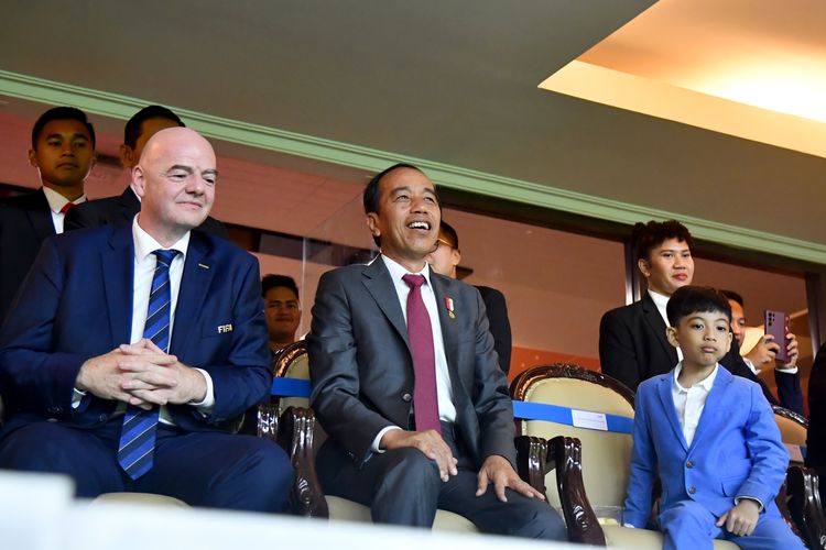 Presiden Joko Widodo saat menyaksikan pertandingan Piala Dunia FIFA U-17 2023 di Gelora Bung Tomo, Jumat (10/11/2023), antara Indonesia dan Ekuador. Jokowi menonton bersama cucunya, Jan Ethes, dan Presiden FIFA Gianni Infantino  