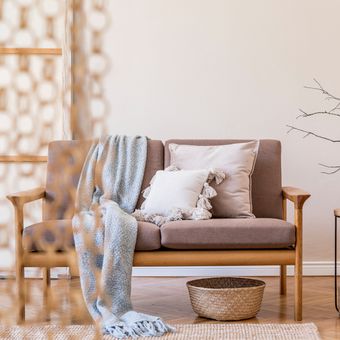 Ilustrasi kursi kayu di ruang tamu