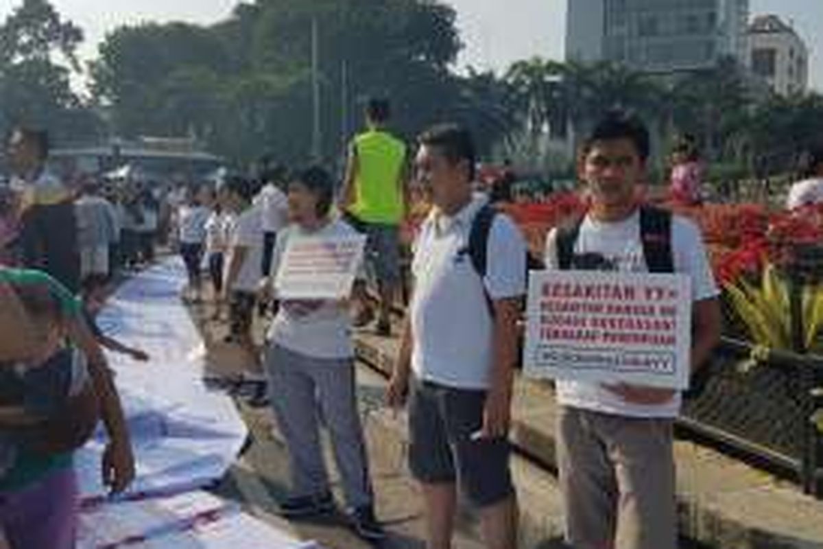 Aksi tanda tangan solidaritas untuk Yn digelar di Bundaran Hotel Indonesia, Jakarta, Minggu (8/5/2016).