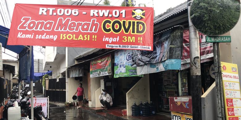 Sebuah perkampungan di Jalan Madrasah RT 006 RW 001 Gandaria Selatan, Cilandak, Jakarta Selatan lantaran adanya temuan 17 warga yang positif Covid-19 pada Senin (21/6/2021) sore.

