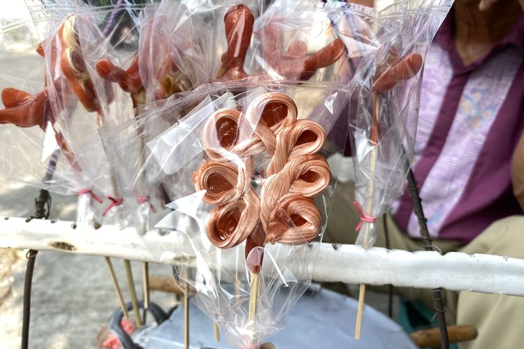 Dari Bunga hingga Kupu-Kupu: Menilik Keahlian Tangan Pedagang Gulali Jalanan yang Makin Langka