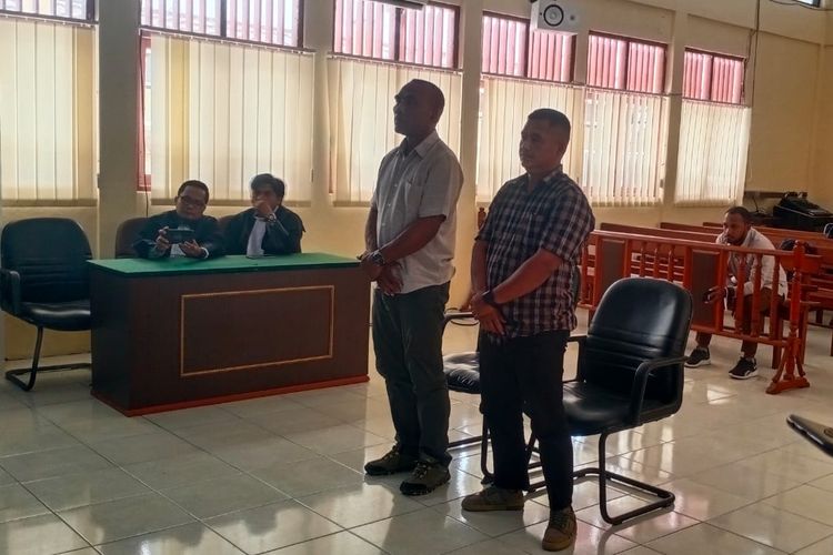 Dua penyelenggara pemilu di Sorong saat menerima vonis 4 bulan penjara dalam persidangan di PN Sorong pada Kamis, 21 Maret 2024.