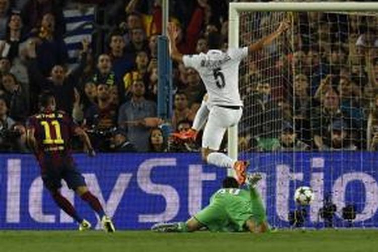 Striker Barcelona, Neymar, saat mengecoh kiper PSG, Salvatore Sirigu, untuk menceploskan bola ke gawang PSG pada laga leg kedua perempat final Liga Champions di Camp Nou, Selasa (21/4/2015). 