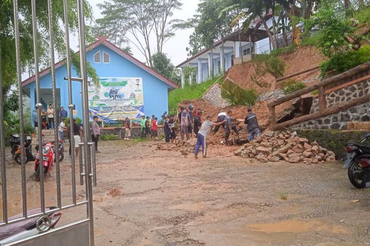 Tembok penahan tanah atau TPT setinggi 6 meter ambruk menimpa bangunan sekolah SMAN 1 Sukajaya Desa Sukajaya, Kecamatan Sukajaya, Kabupaten Bogor, Jawa Barat, Selasa (18/10/2022) pukul 16.00 WIB.