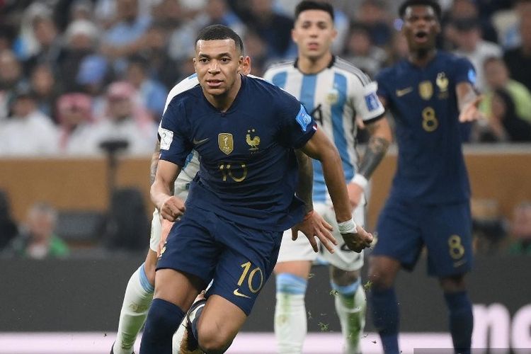 Aksi Kylian Mbappe dalam laga final Piala Dunia 2022 antara Argentina vs Perancis di Stadion Lusail, Doha, Qatar, 18 Desember 2022. Artikel ini berisi top skor Piala Dunia 2022. Kylian Mbappe meraih penghargaan Sepatu Emas seusai memuncaki top skor Piala Dunia 2022. (Photo by FRANCK FIFE / AFP)