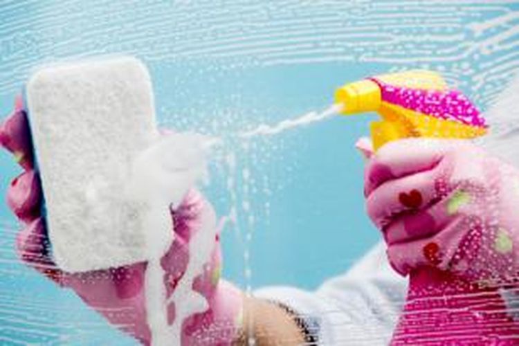 Pemilik rumah atau asisten rumah tangga umumnya langsung menyemprotkan pembersih ke permukaan kotor. Bukannya membersihkan, hal ini malah membuat kotoran tertinggal di permukaan.